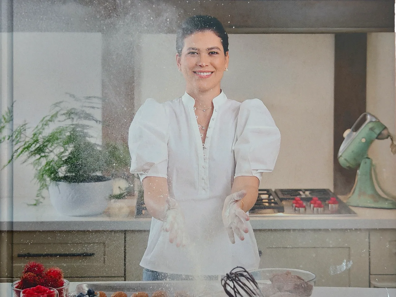 Daniela Bisonó León en su cocina, de la portada del libro A 270° C